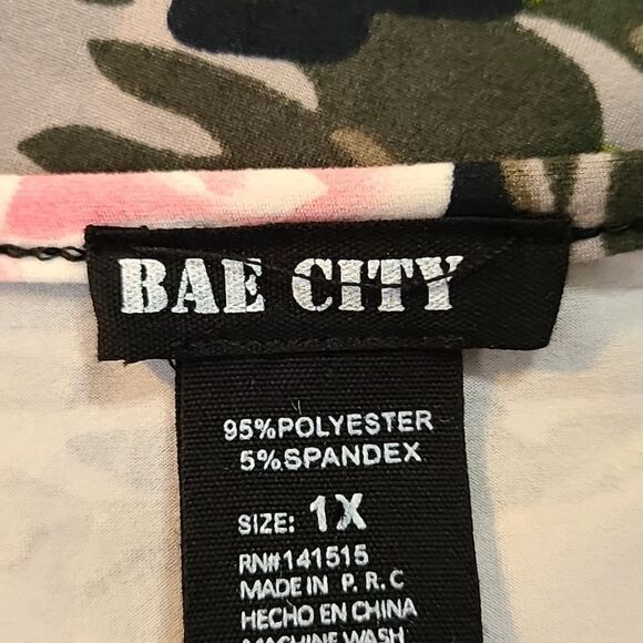 Bae City Green & Black Camouflage Top, Pink Roses, Ruching Down Front, Sz 1X - Picture 8 of 8